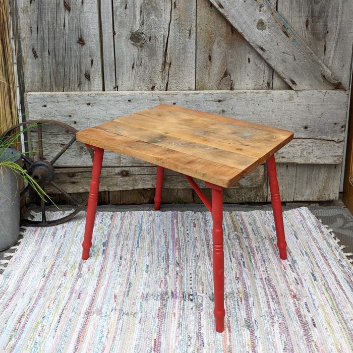 Table en bois antique pour enfant